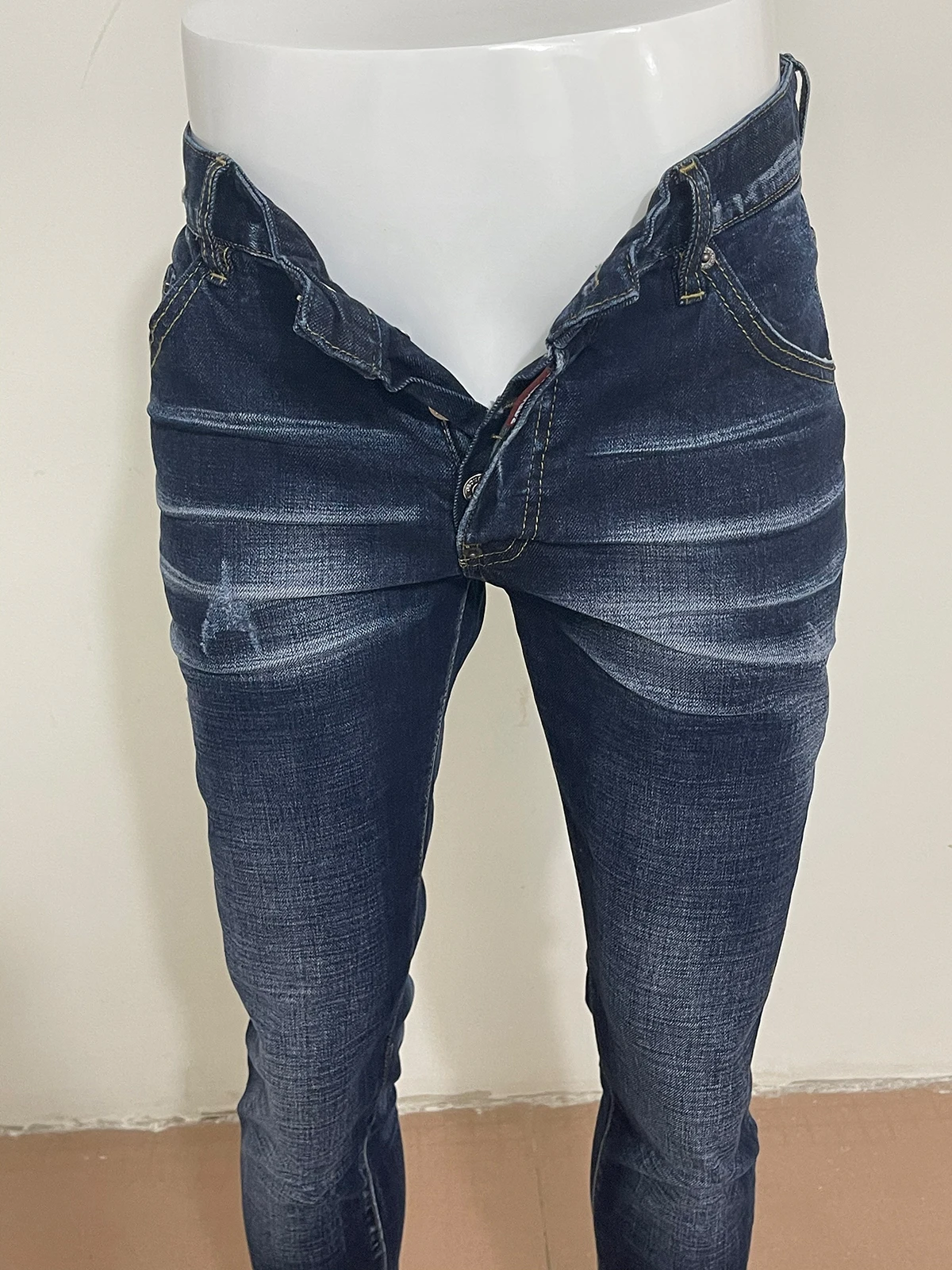 Spring/summer 2023 new style washed and worn micro-bullet slim simple accessories d2 jeans fashion men small feet jeans man