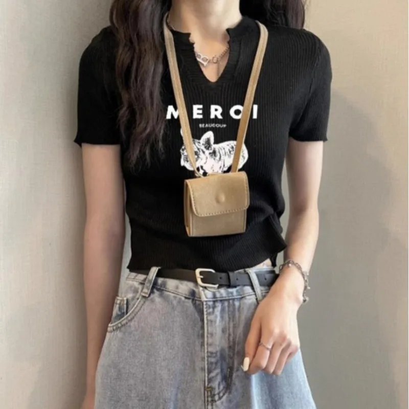 Женская футболка с коротким рукавом V-образным вырезом и принтом