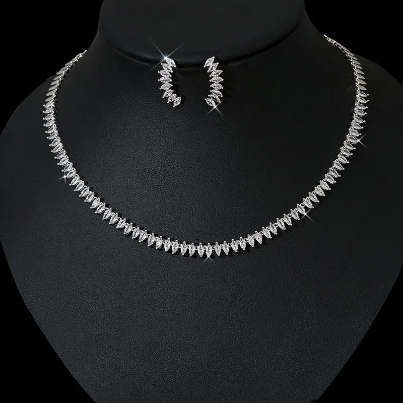 

Комплект из колье и серёг, с фианитом