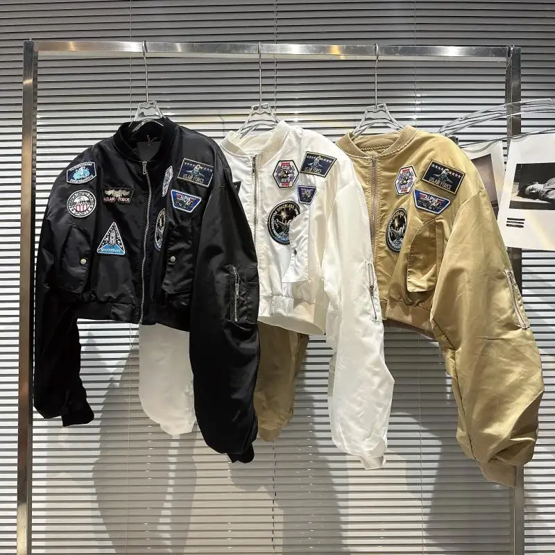 

Spring 2023 New Fashion High Street Outwear Jacket Badge Sticker Shoulder Pad Design Mock Neck Flight Short Jacket Coat