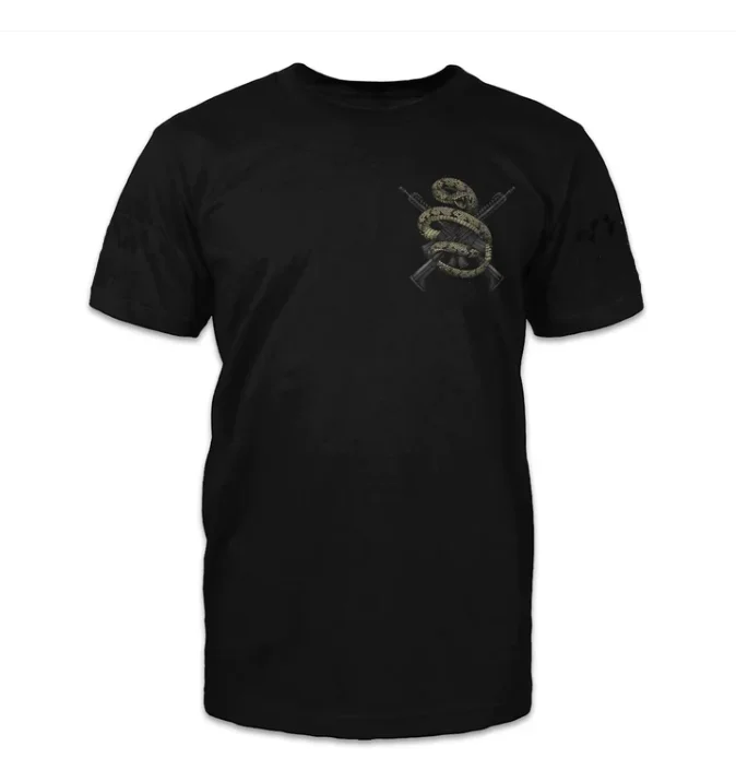 Редкая футболка с гремучей змеей обернутая вокруг AR-15 100% хлопок круглым вырезом