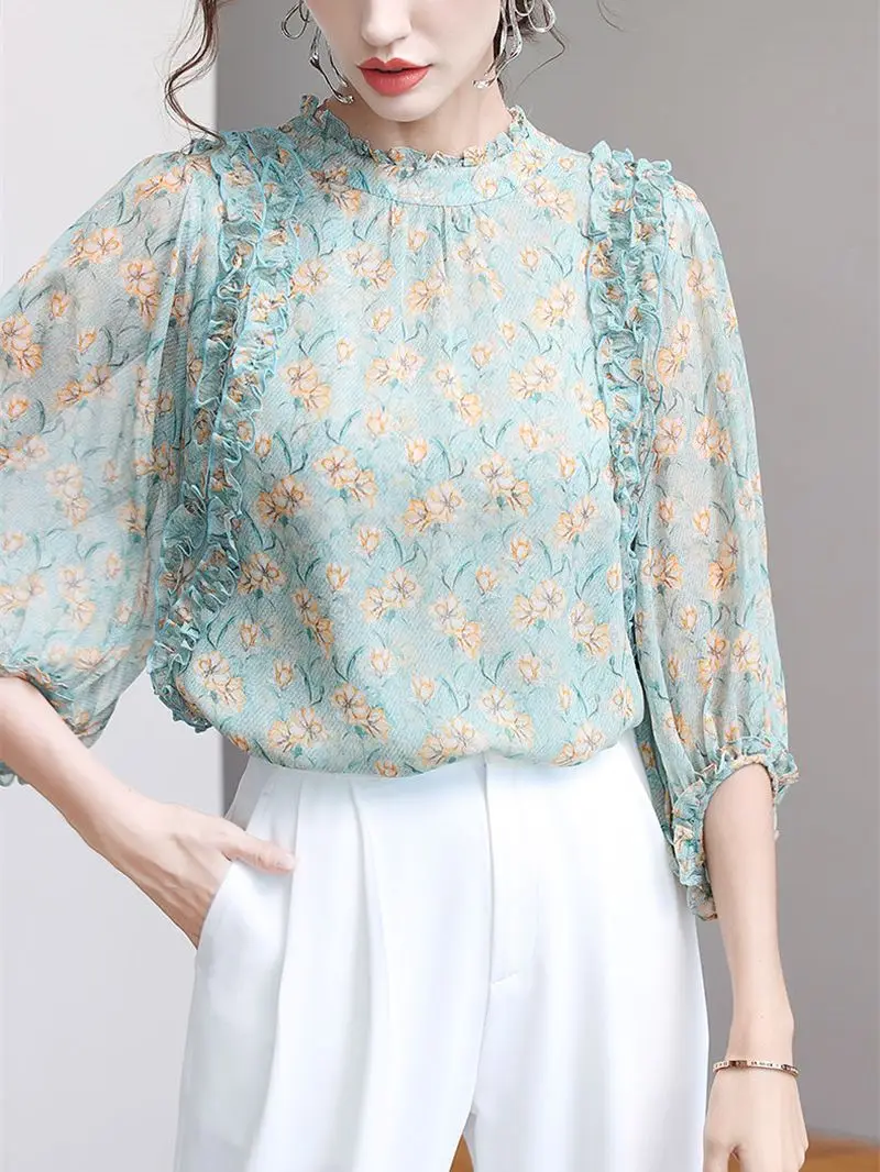 Женская блузка с коротким рукавом круглым вырезом и принтом в горошек