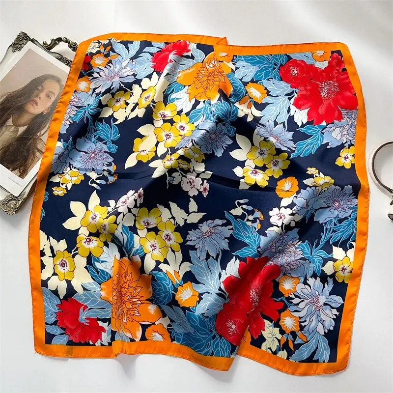 Шелковый квадратный шарф с принтом