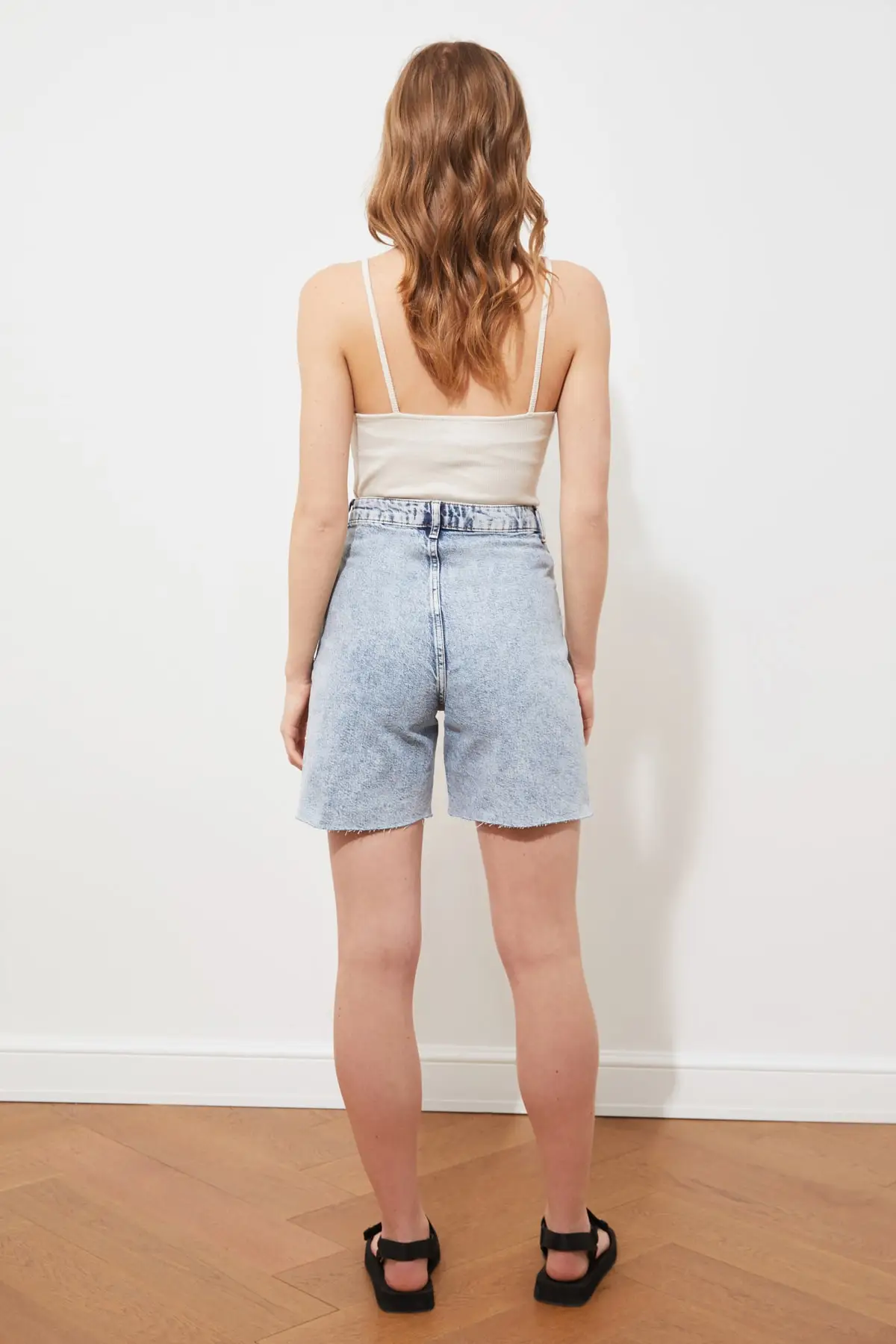 

Trendyol Front Button Pleated Denim Shorts TWOSS21SR0351