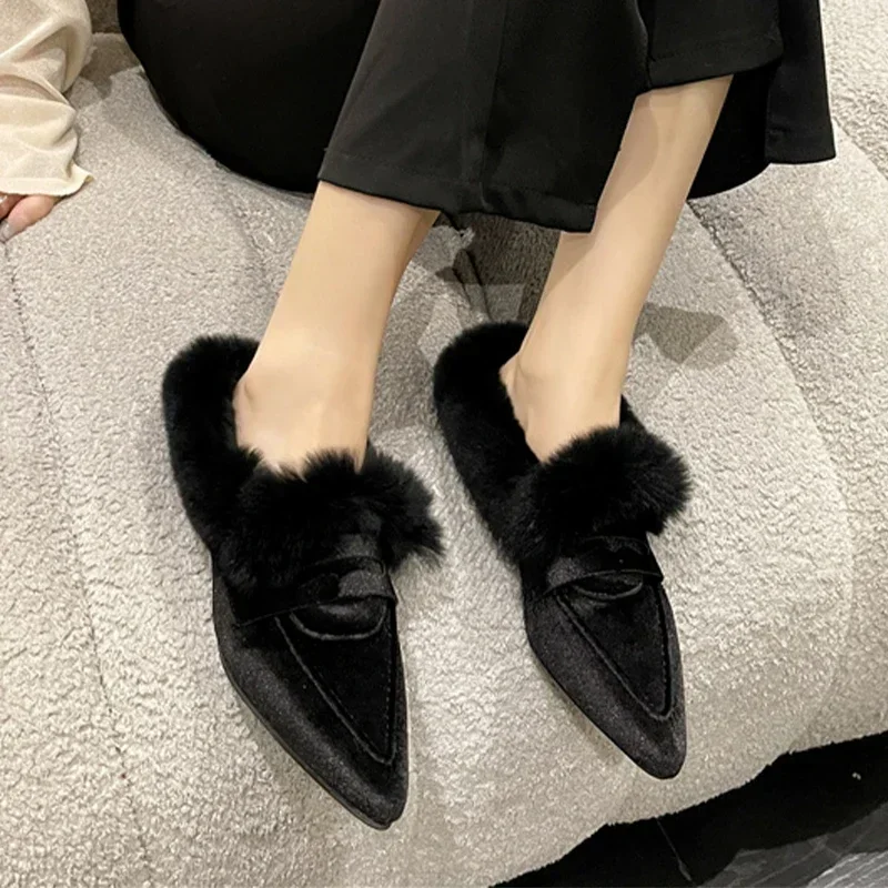 Меховые женские ботинки на плоской подошве хлопковые с острым носком замшевая