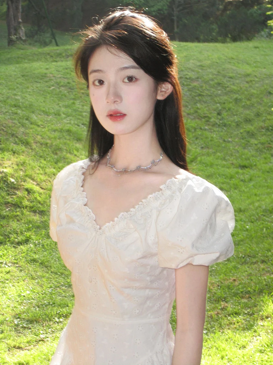 Женское летнее белое платье с V-образным вырезом