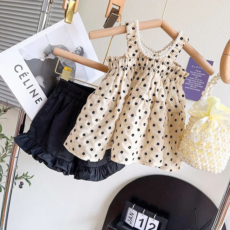 

Новое поступление 2023, летний детский комплект для девочек со стильным топом на бретельках с цветами и шортами с оборками, комплект одежды для девочек, одежда для девочек