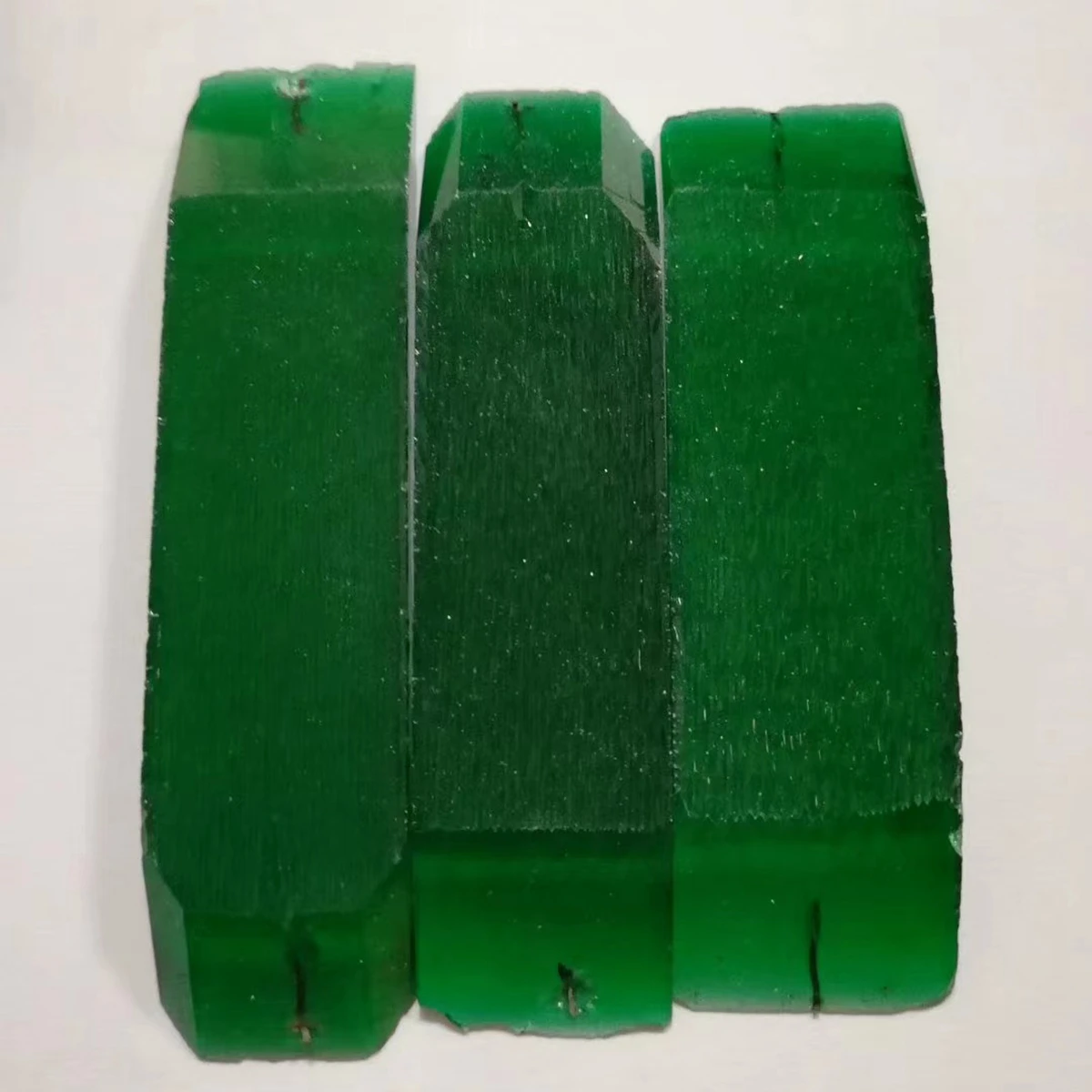 

20 грамм лабораторного гидротермального изумрудно-зеленого камня