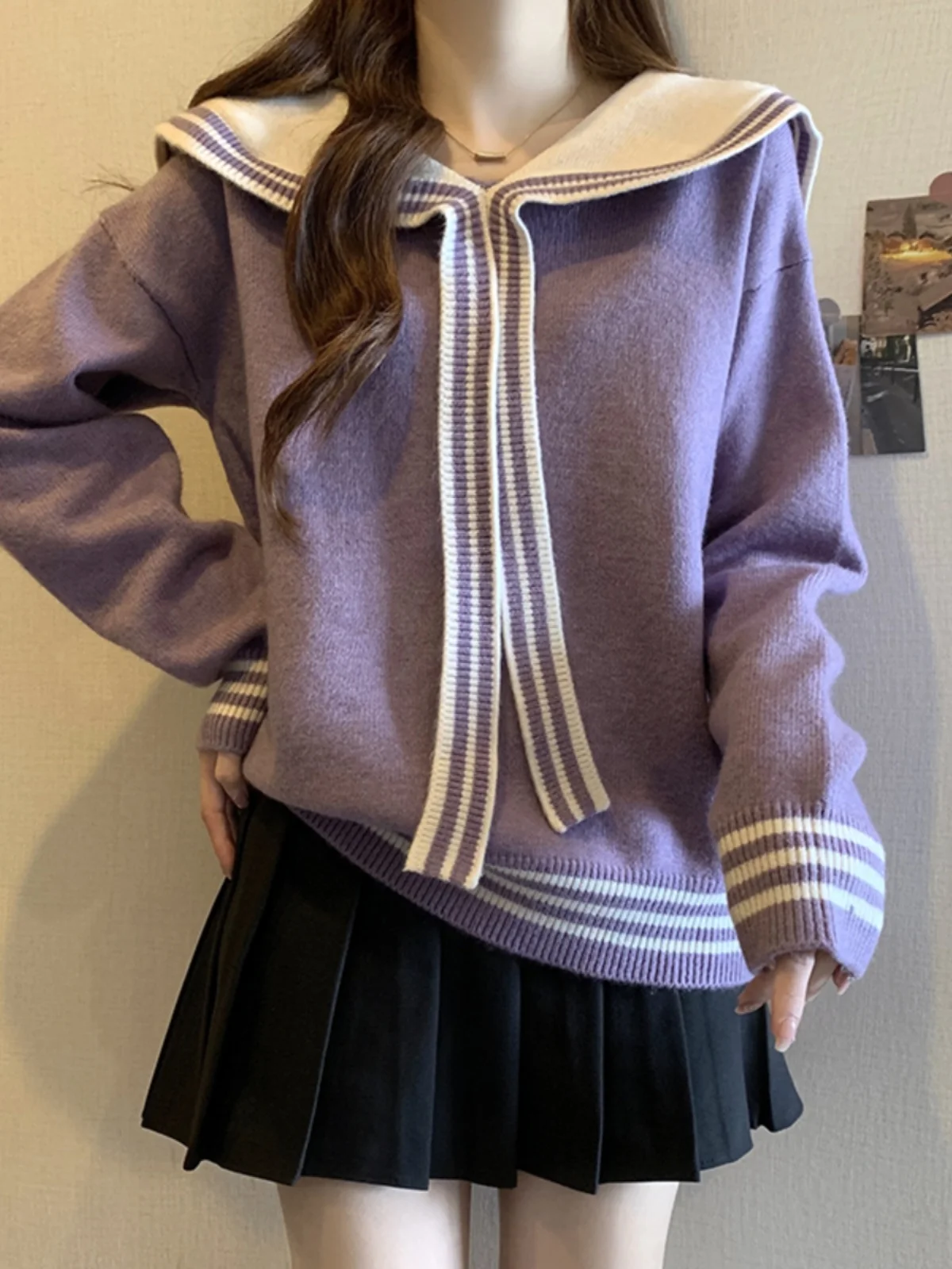 Супер красивый фиолетовый свитер с темно-синим воротником в консервативном