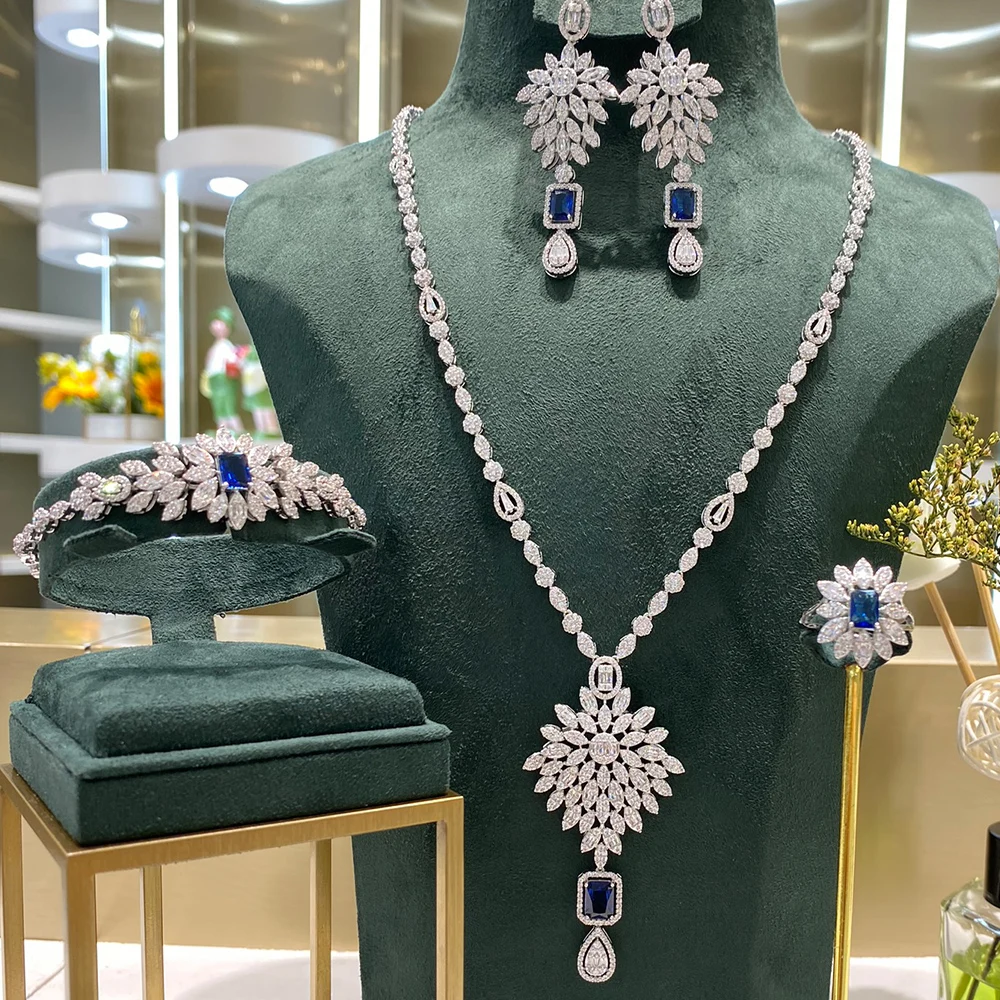 

Комплект из колье и серёг, с фианитом