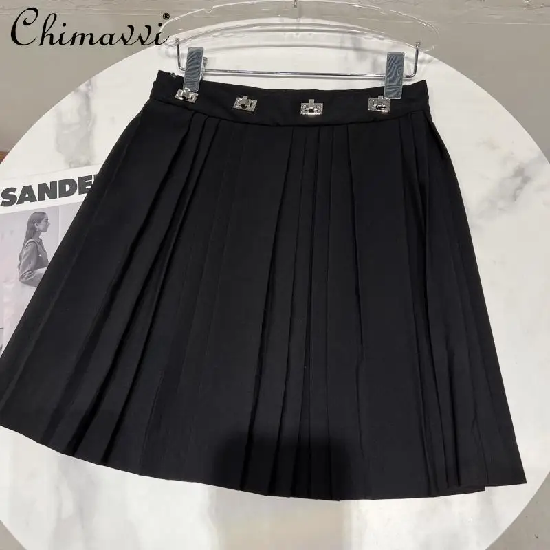 

2022 Summer New Fashion Metal Buckle Design Draping Black Skirts High Waist Slimming Temperament Short Pleated Skirt for Women