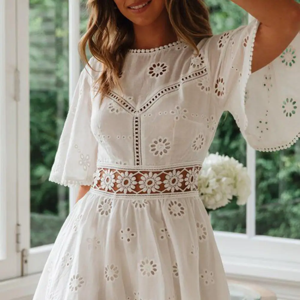 

Платье-Мини Летнее ТРАПЕЦИЕВИДНОЕ с цветочной аппликацией и открытой спиной