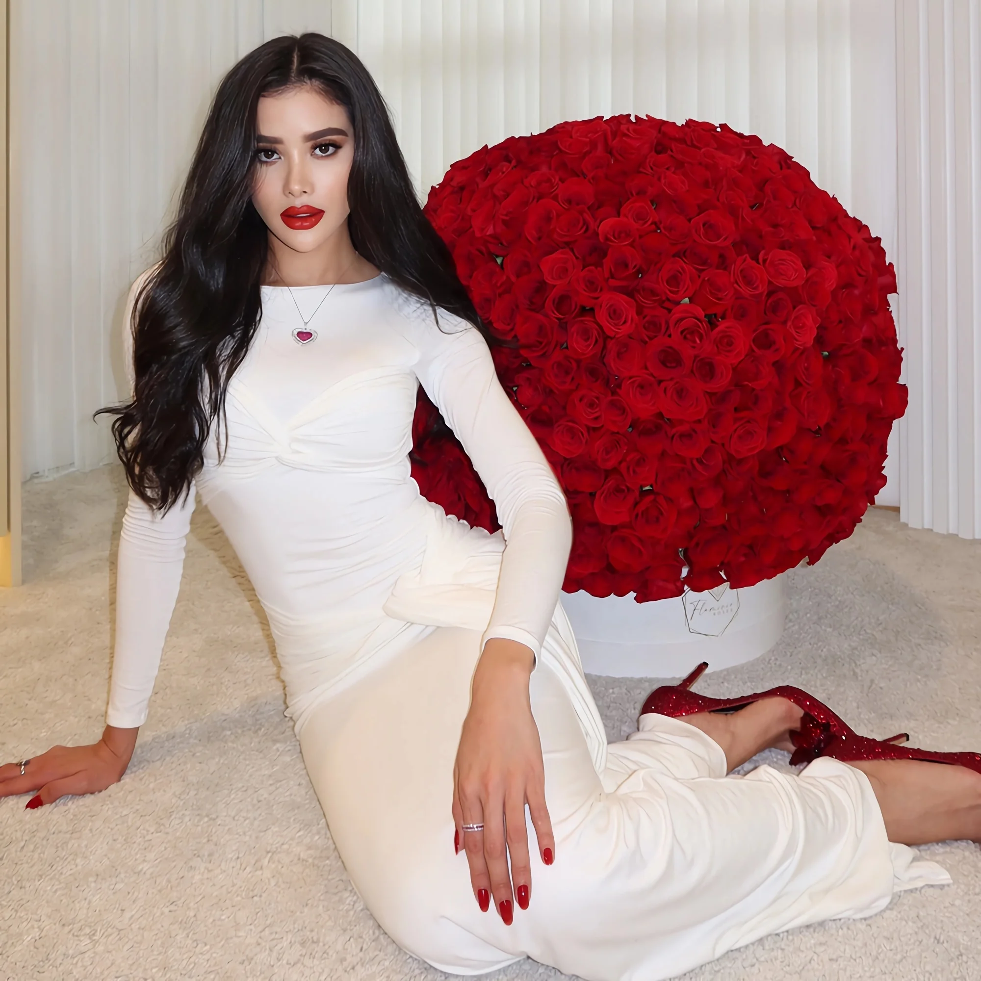 Женское длинное платье миди с круглым вырезом