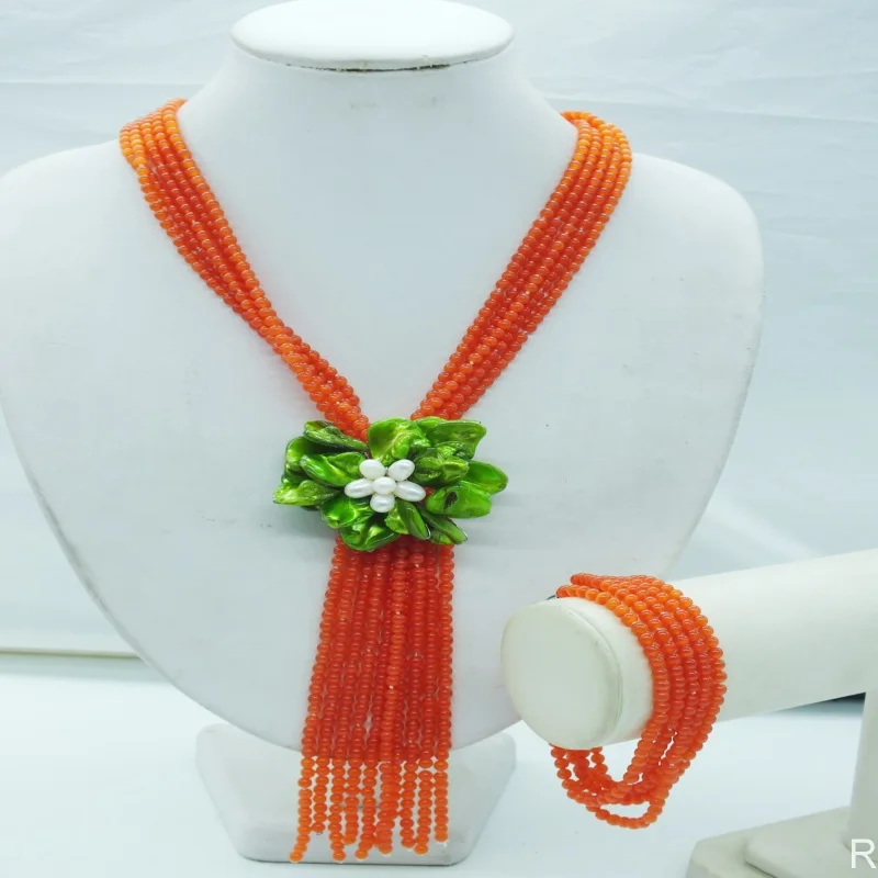 

Идеальное классическое ожерелье с цветком из полудрагоценных камней