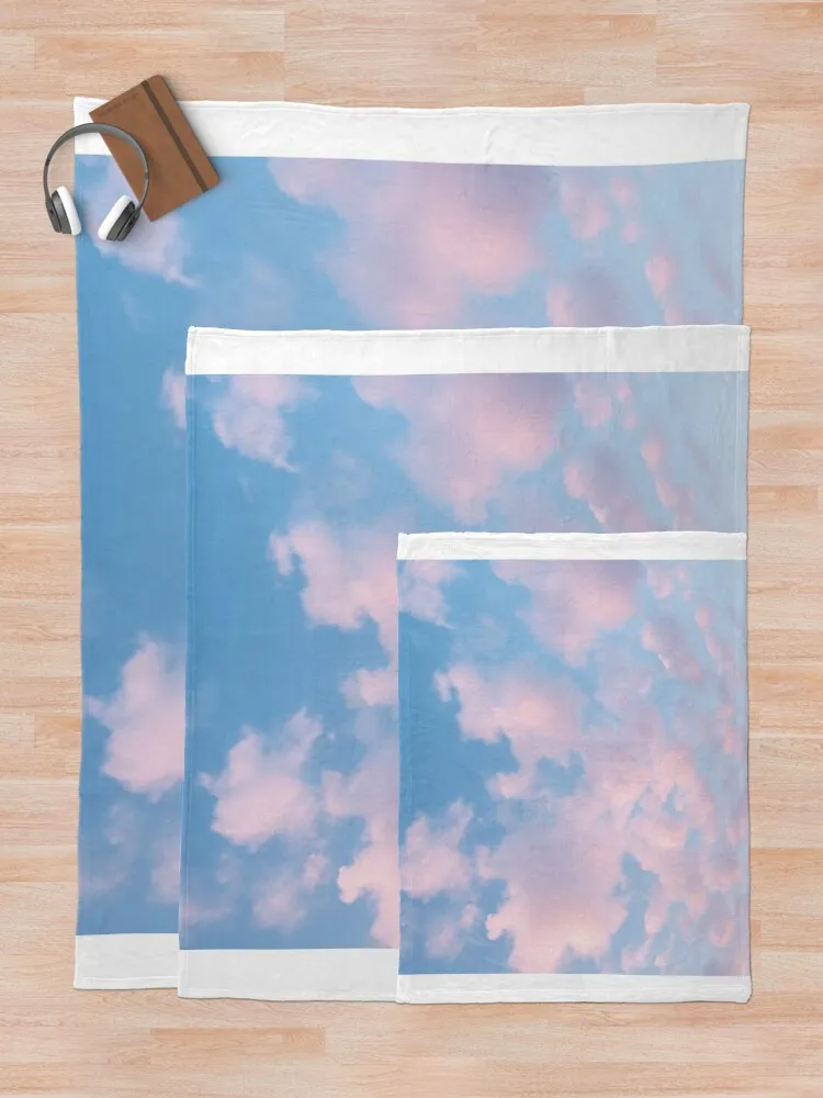 Сюрреалистичный облачный пейзаж с эфирными ядрами из сладкой ваты пледы