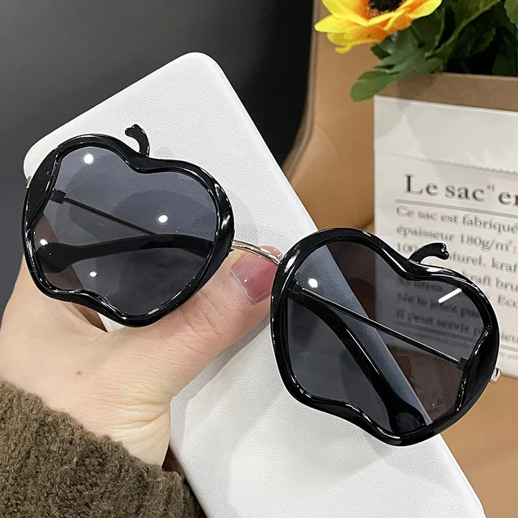 

Мультяшные детские солнцезащитные очки в форме яблока, винтажные праздничные декоративные очки для мальчиков и девочек, индивидуальные оч...