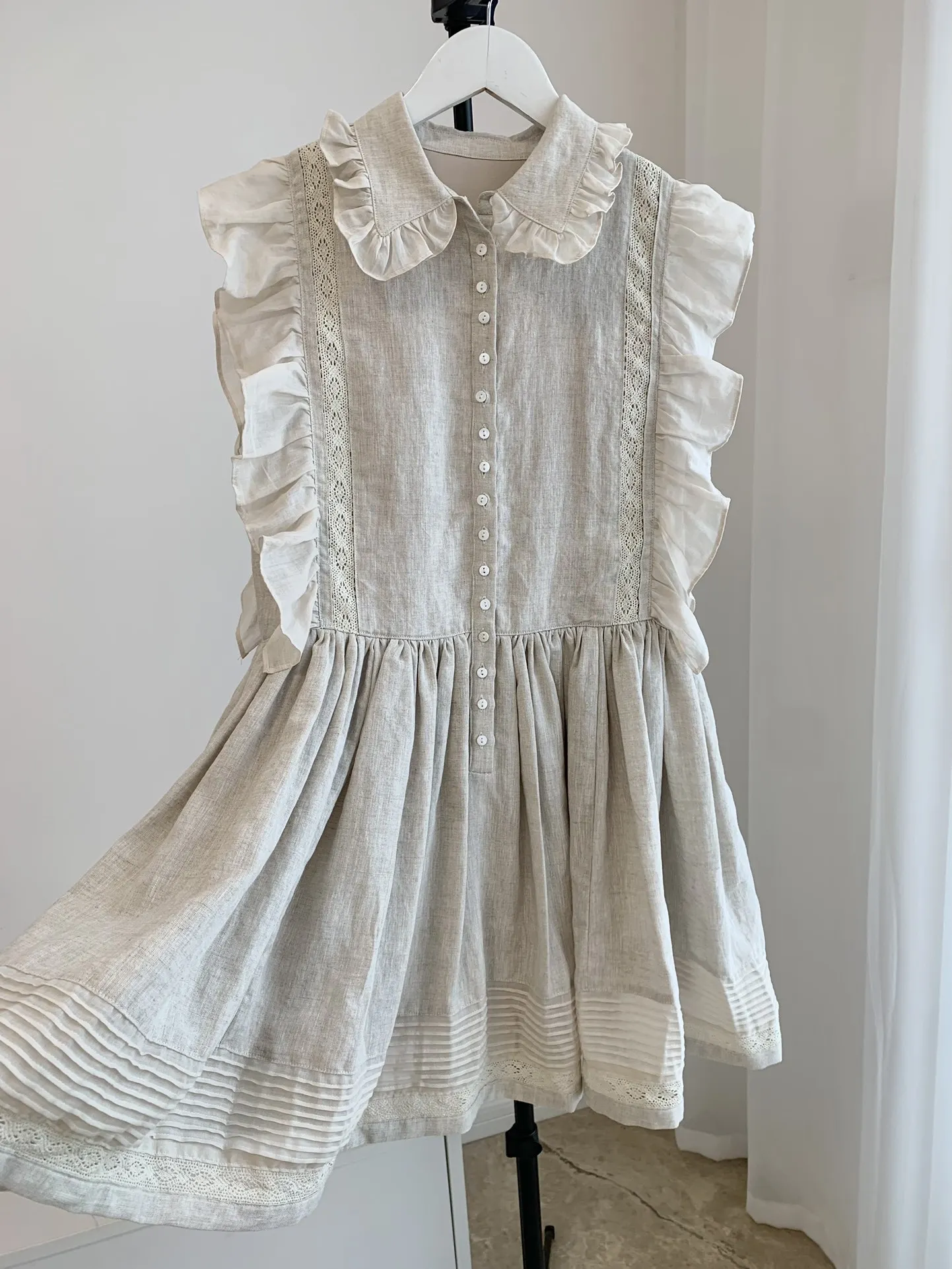 

Новое короткое платье без рукавов с белыми листьями лотоса