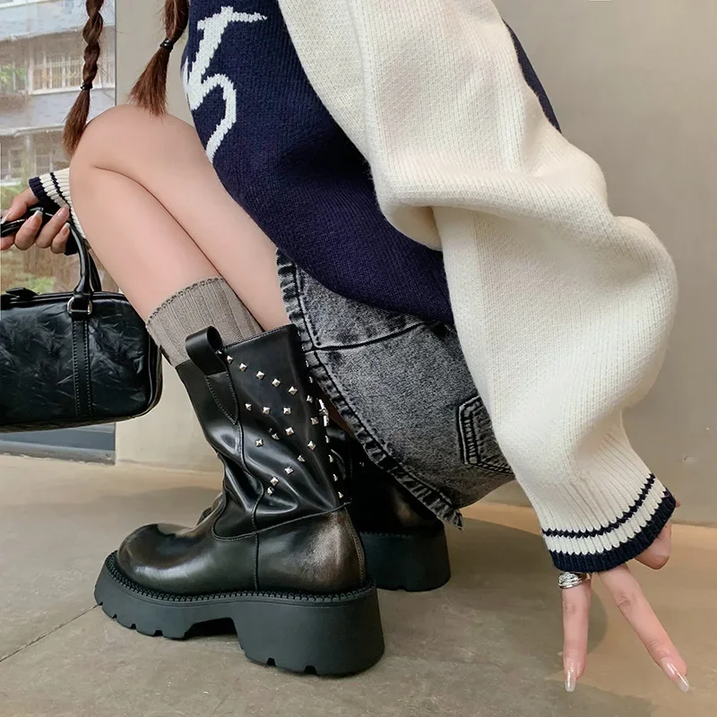 Роскошные короткие сапоги с заклепками и стразами пентаграммой