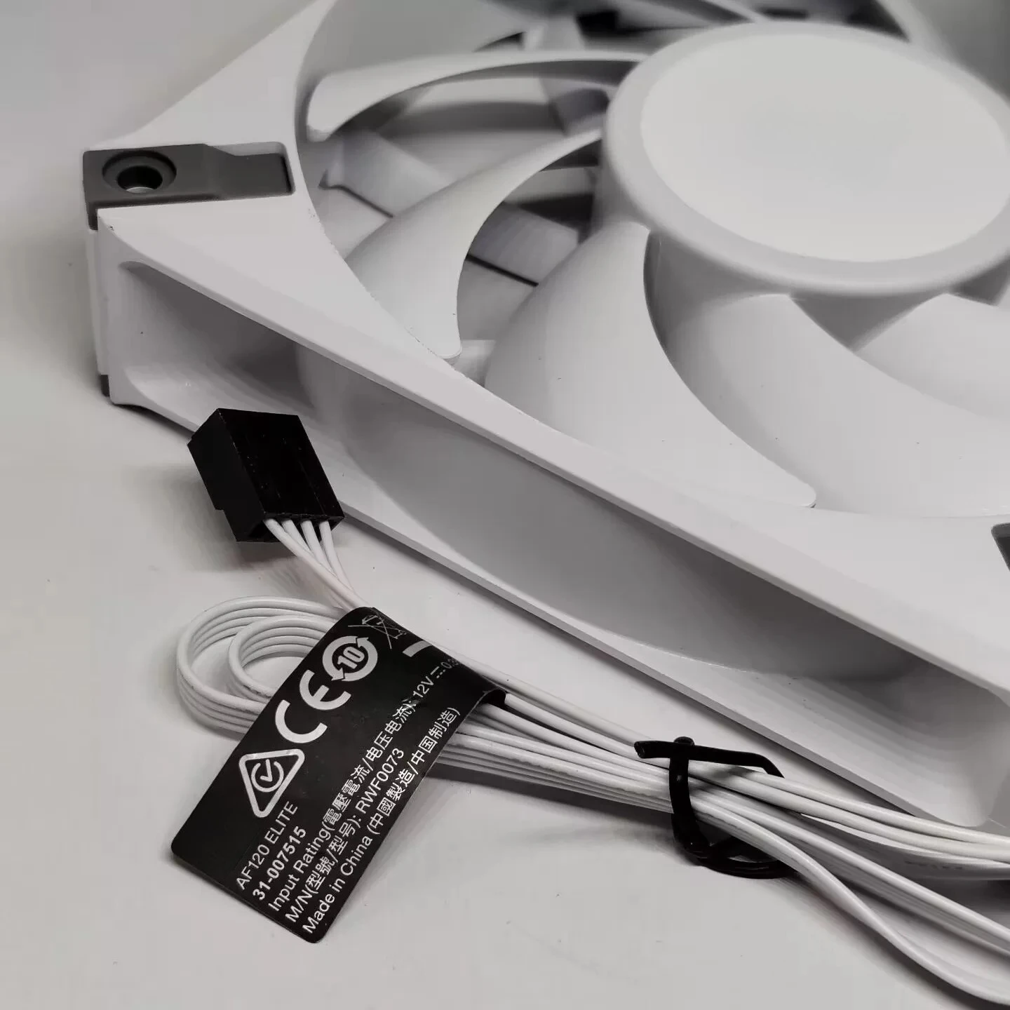 Фото Вентилятор для корпуса Corsair AF120 ELITE Silent 12025, 12 см, с регулировкой скорости PWM, без RGB-подсветки №3