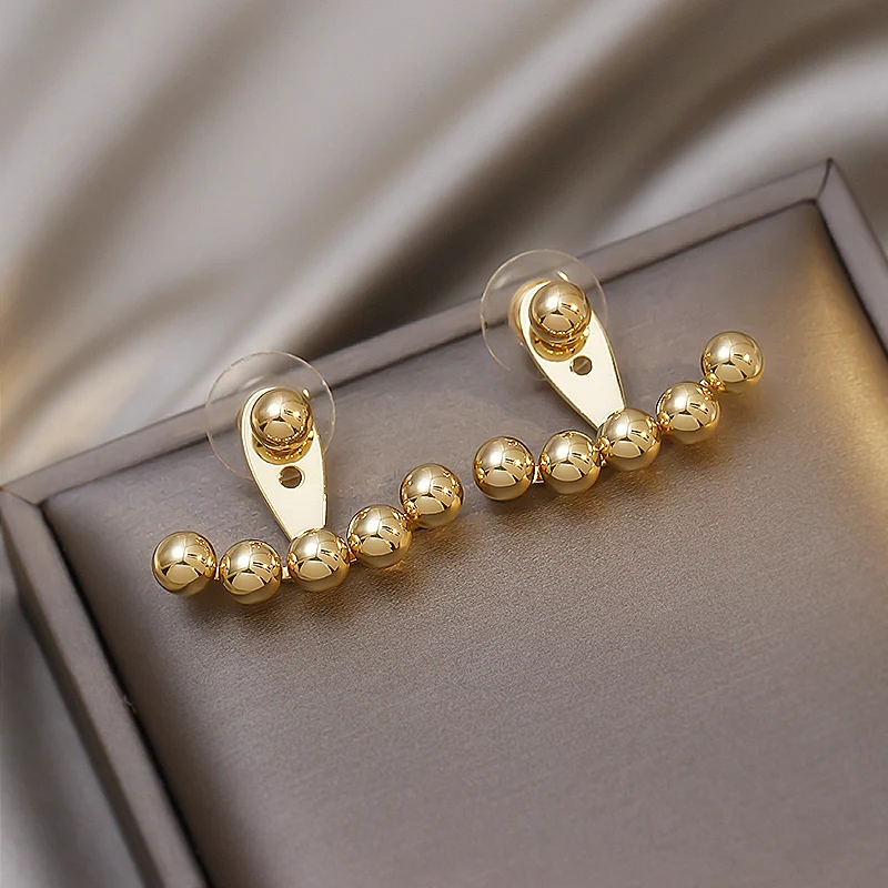 

Модные аксессуары для девушек, легкие Роскошные висячие серьги с металлическим шариком и шапочкой на спине, корейские индивидуальные серьг...
