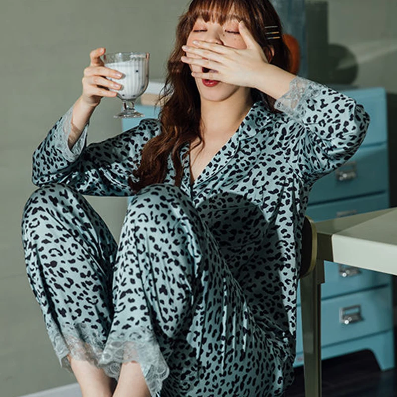 Luxurious Ice Silk Pajamas Sexy Green Leopard Print Women's Silk Long-sleeved Pajamas Two Piece Set Can Worn Outside Home Wear