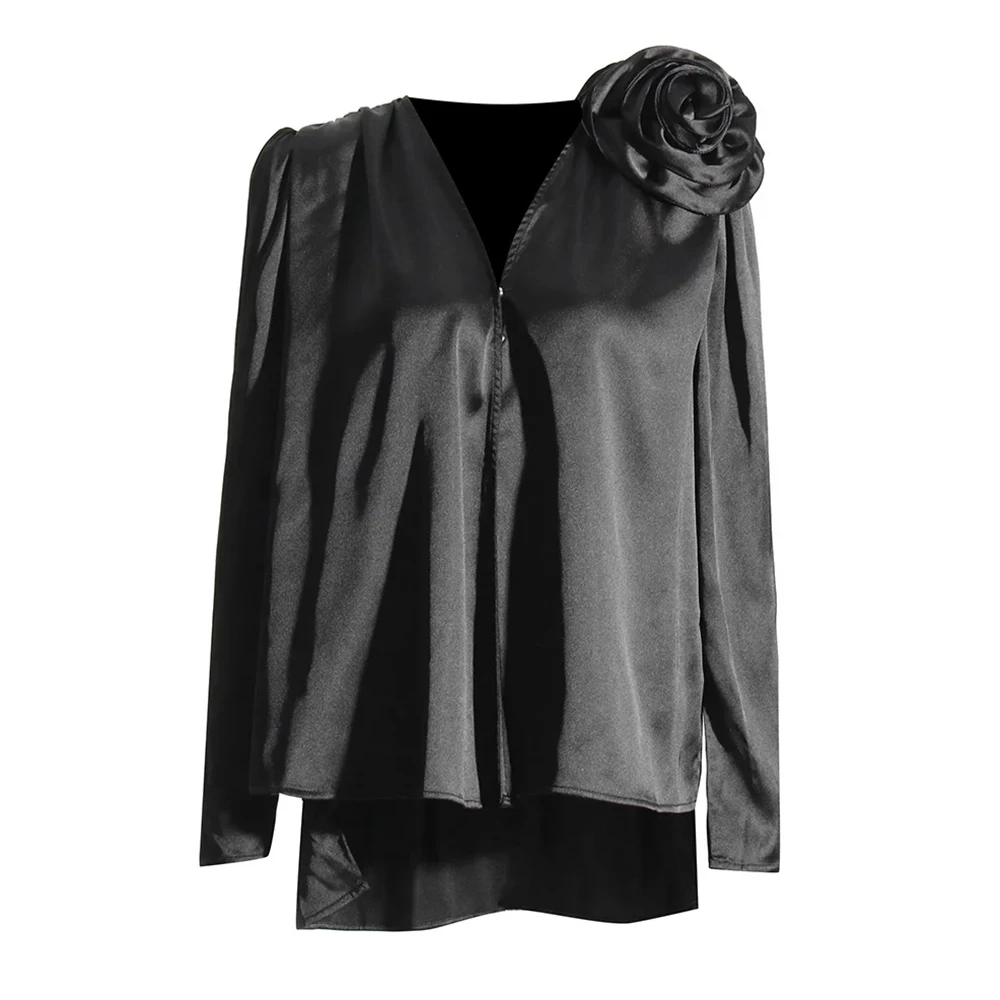 Женская блузка с аппликацией TWOTWINSTYLE белая однотонная составного кроя V-образным