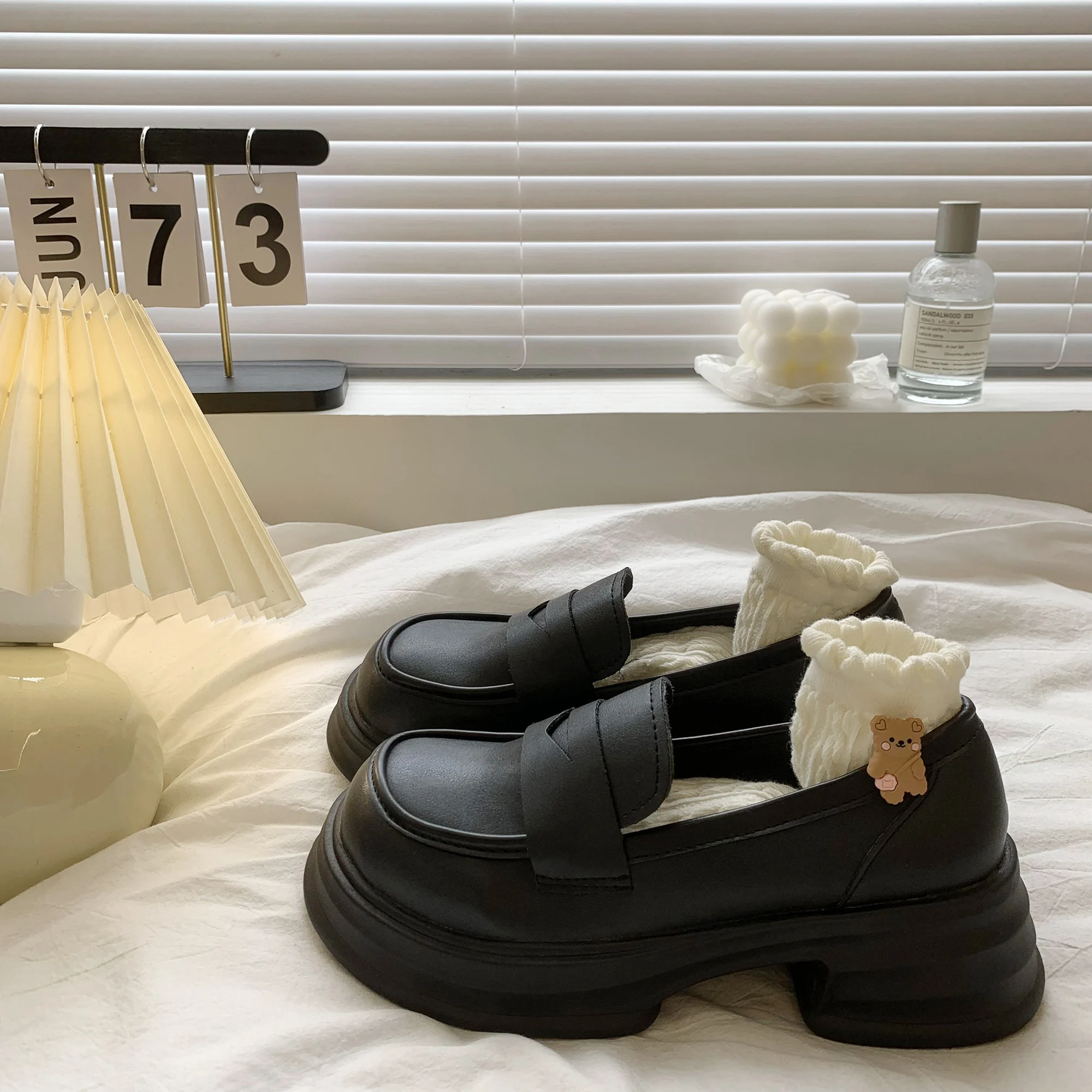 

Женские туфли на меху, черные лоферы в британском стиле на плоской подошве, повседневные женские кроссовки с закрытым носком, осенняя универсальная обувь, 2023