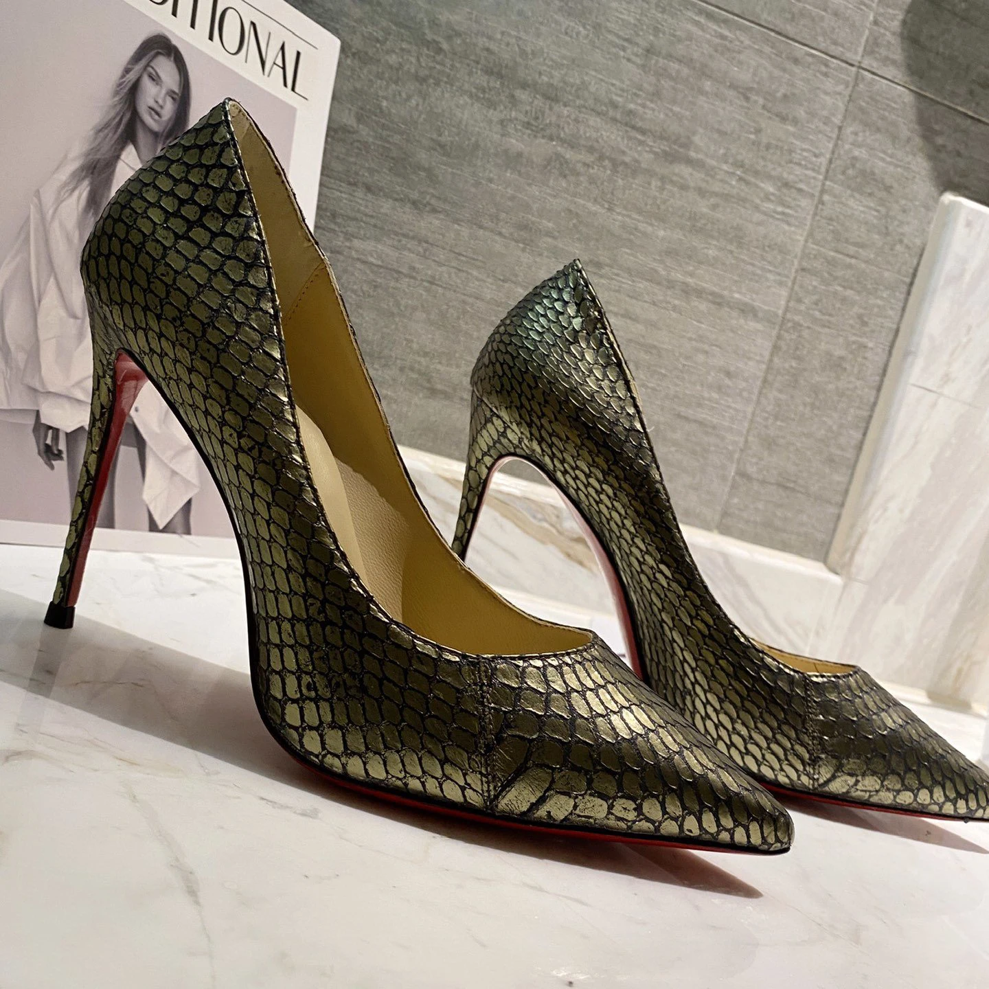 

Top Quality Womens High Heels Luxury Fashion Ladies Crystal Glisten Red Sole Shoes Classic Retro Designer 10cm High Heel 1496HJ