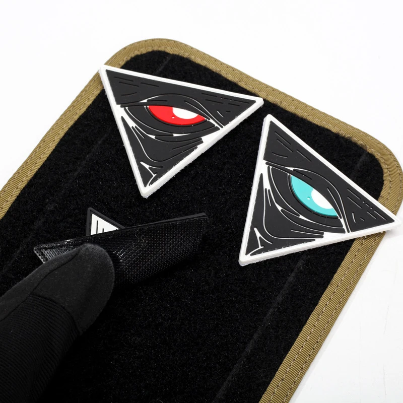 Пластиковый значок с логотипом черепа