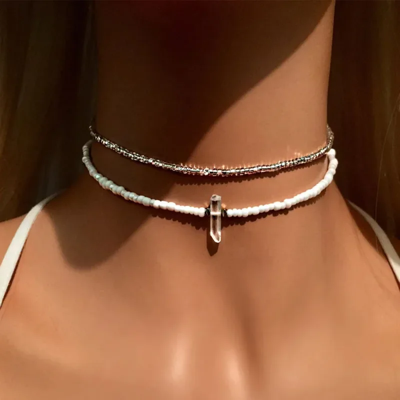 Ожерелье из белого стекла с бусинами