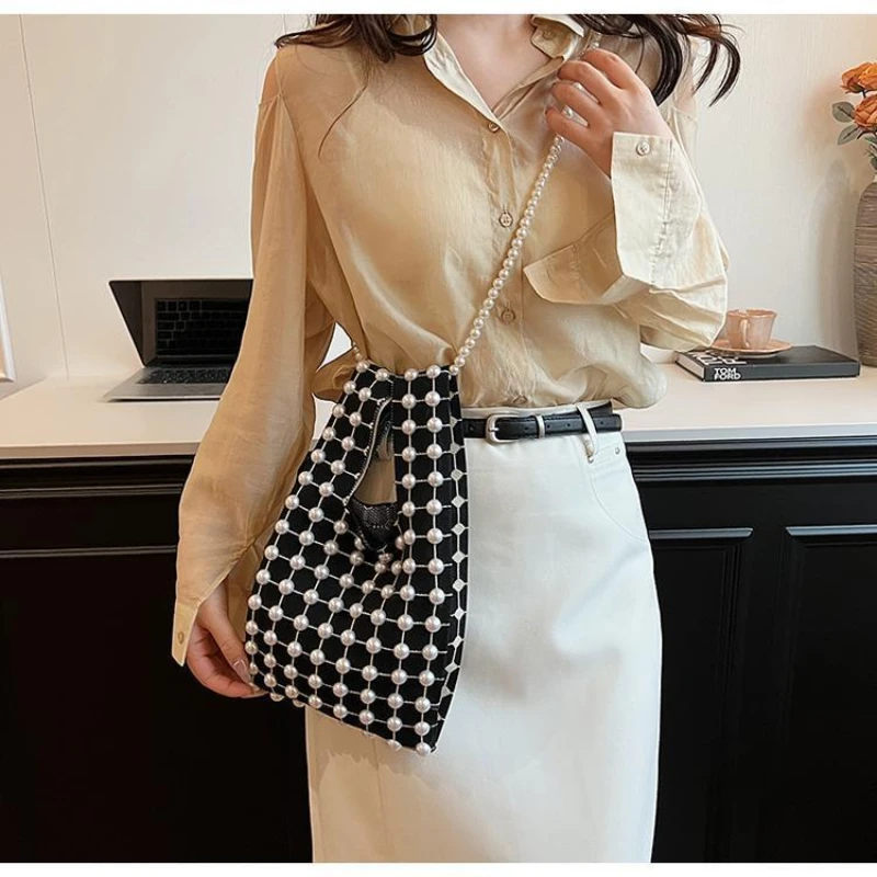 Женская трикотажная летняя сумка через плечо маленькая нишевая с жемчужной