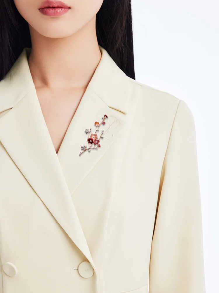 Elegant Style Plum Blossom brooch, fashionable retro diamond inlaid creative pin, female metal coat accessory pin U29