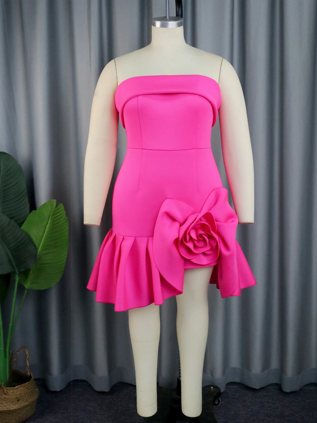 Платье женское без бретелек с аппликацией и оборками до колена вечернее