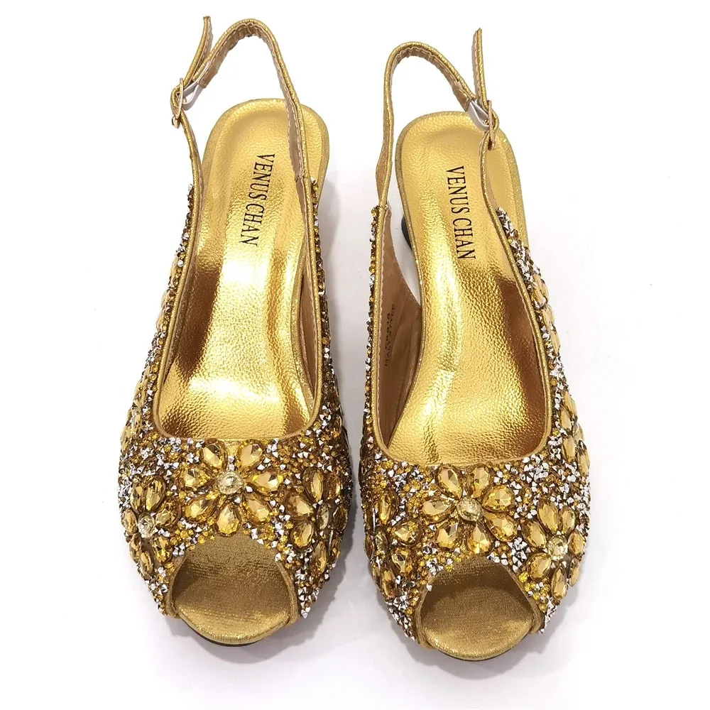 Туфли-лодочки и сумки в нигерийском стиле подходящие к продаже Итальянская обувь