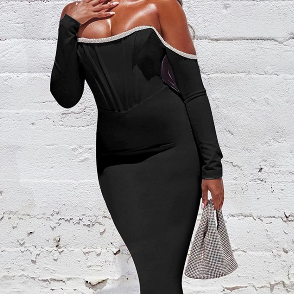 Женское облегающее платье миди с длинным рукавом черное открытыми плечами и