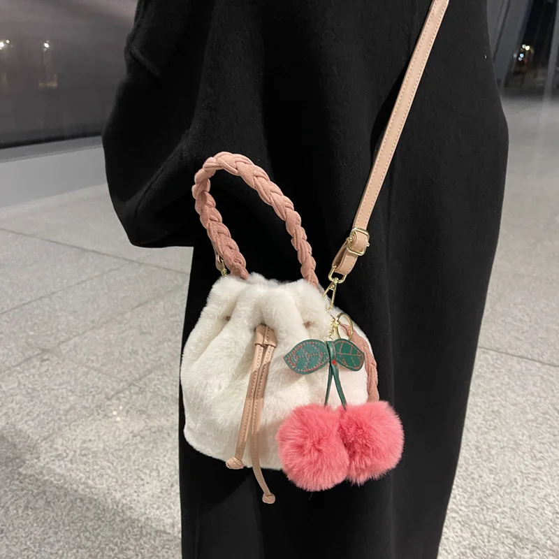 

Осенне-зимняя плюшевая Маленькая женская сумка, новинка 2021, модная маленькая сумка-мессенджер, сумка на плечо, Портативная сумка-мешок, сумк...