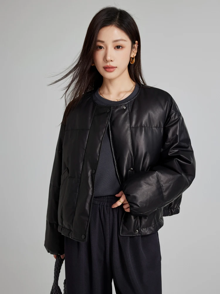 Короткий свободный пуховик из овчины растительного дубления с круглым вырезом