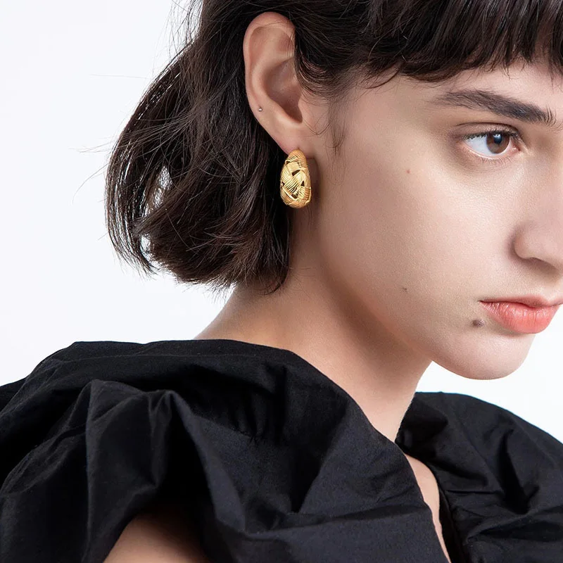 Женские массивные золотые серьги-гвоздики в форме капли воды модные
