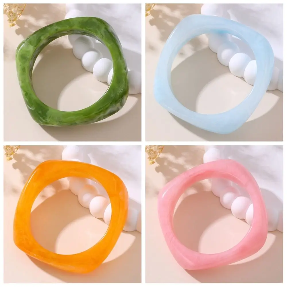 Дизайн меньшинств блестящий акриловый браслет волнистый преувеличенный