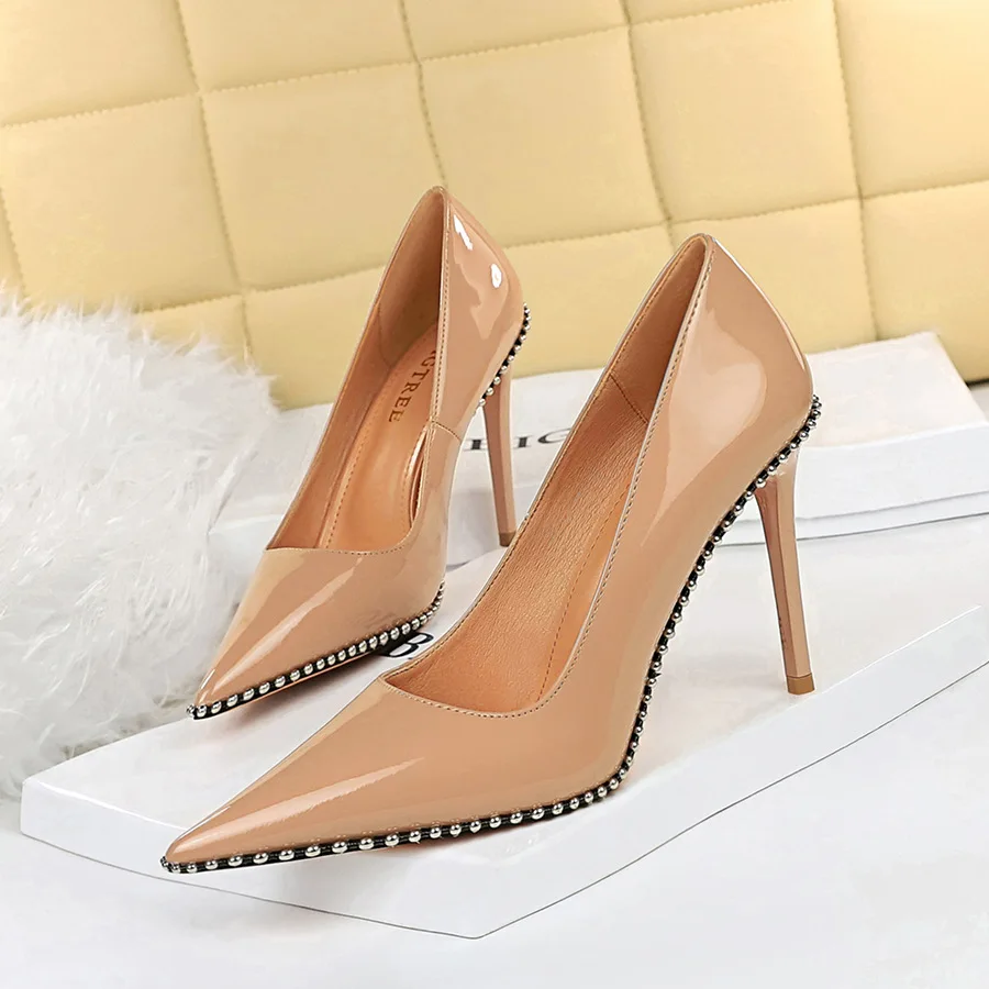 

Large Size Women's Pumps Antique Metal Chain Rivet Lacquer Leather Shallow Mouth Pointed Ol High Heel Professional Single Shoes