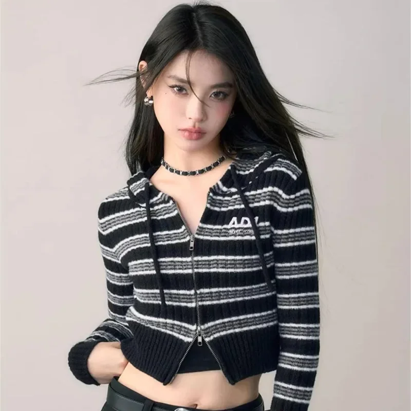 Женский трикотажный свитер с капюшоном в полоску