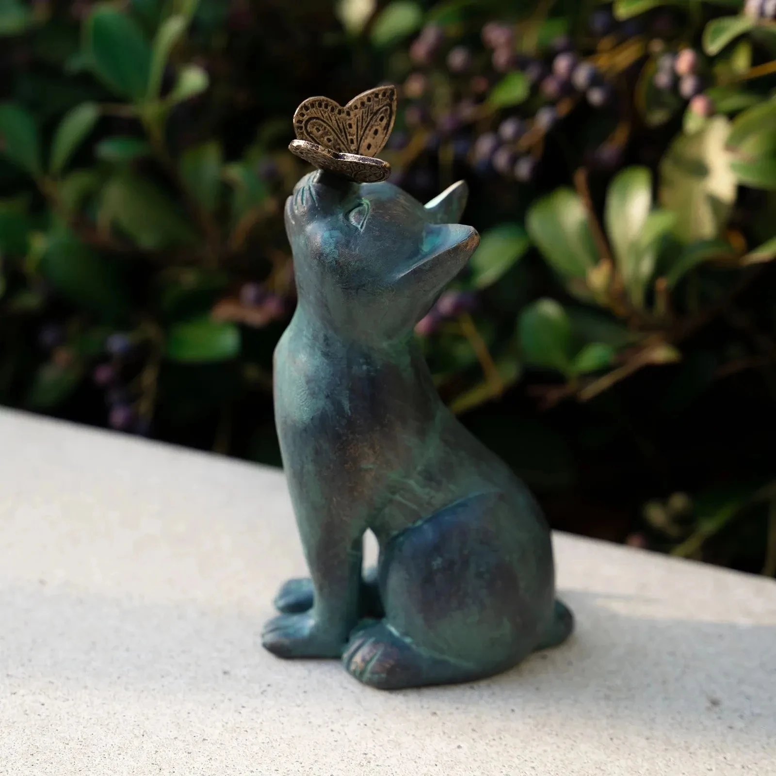 

Curious Cat with Butterfly Indoor and Outdoor Statue Home Decoration Resin Cat Resin Figurine Bronze Lawn Porch Yard Home Garden