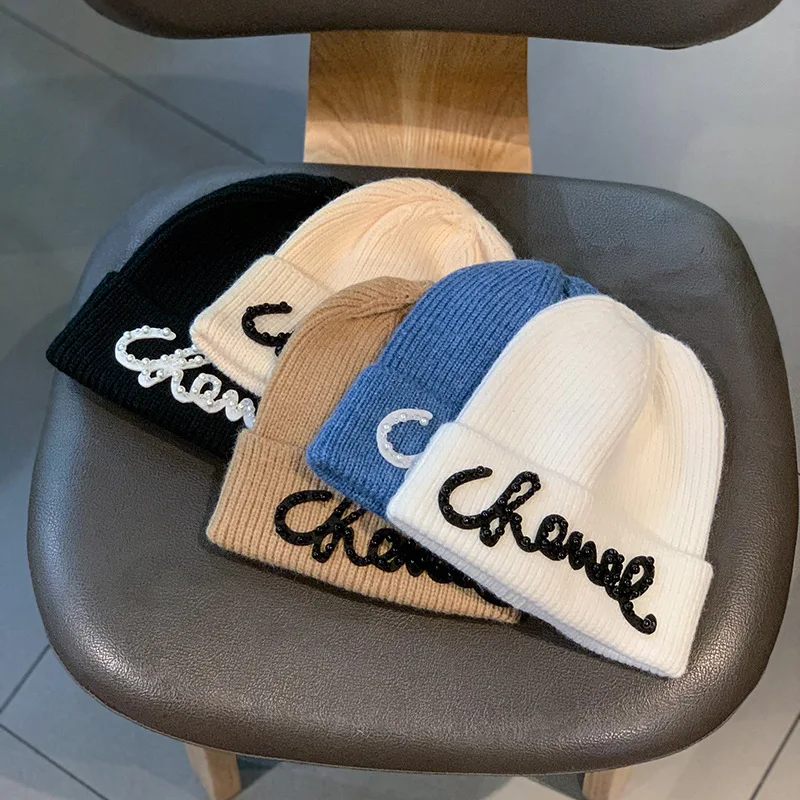 Зимние теплые вязаные шапки-бини с жемчужинами и надписью шапочки облегающая