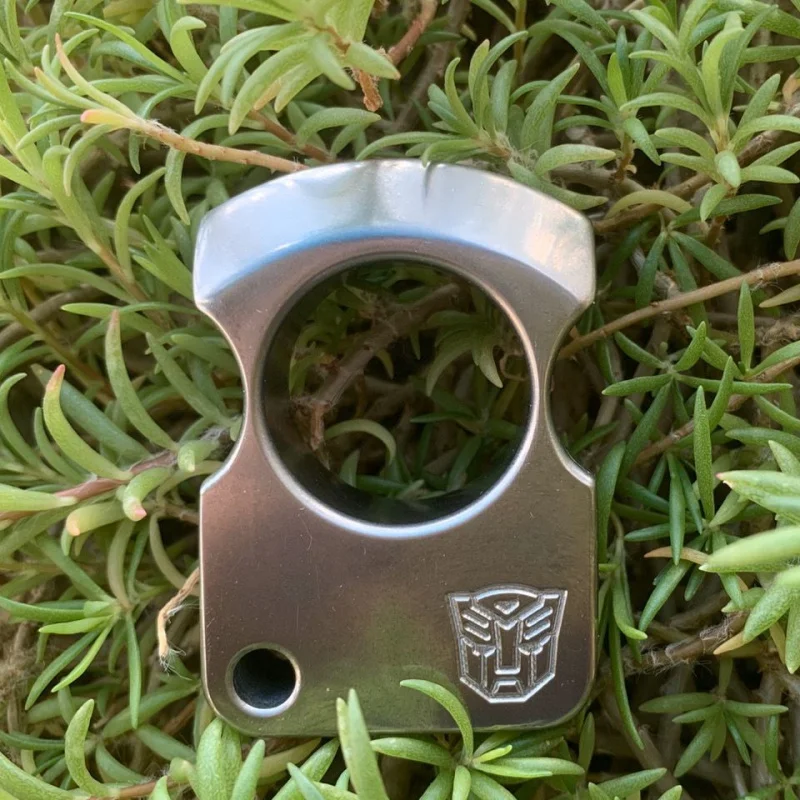 

Boys carry EDC tools to defend themselves with copper-titanium finger tigers