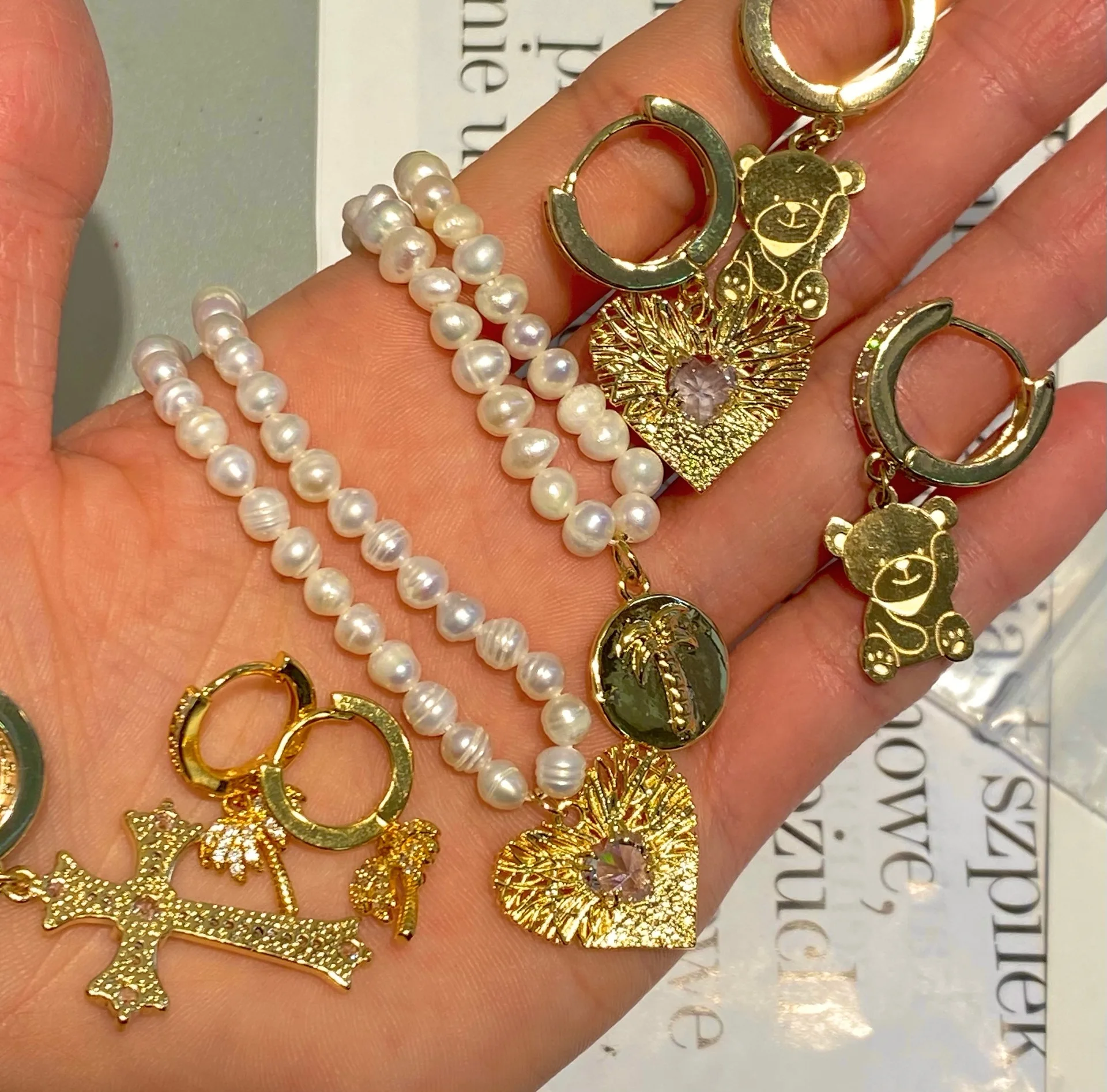 

Новые маленькие серьги в форме Креста в форме сердца, милые медвежьи элементы, мини-серьги, дизайн в виде минималистичного чувства, CZ, золоты...