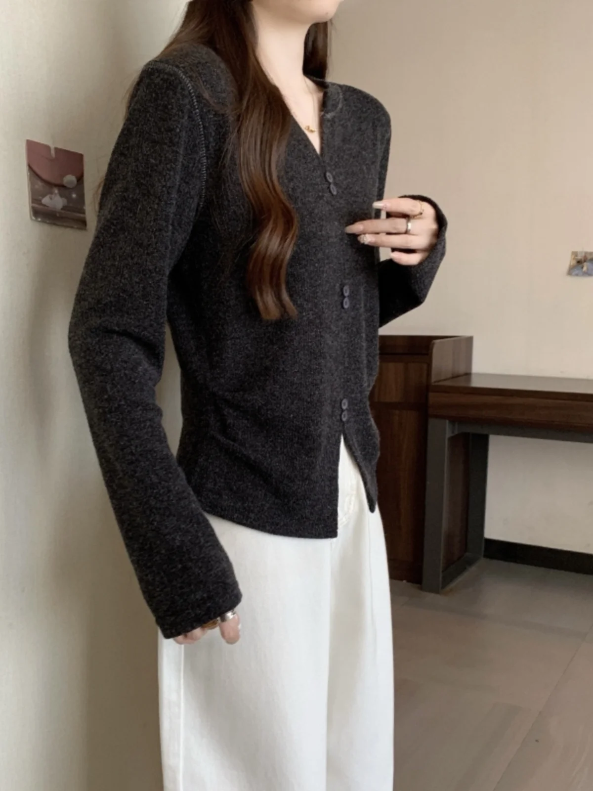 Серая вязаная женская рубашка с v-образным вырезом и длинными рукавами осень зима