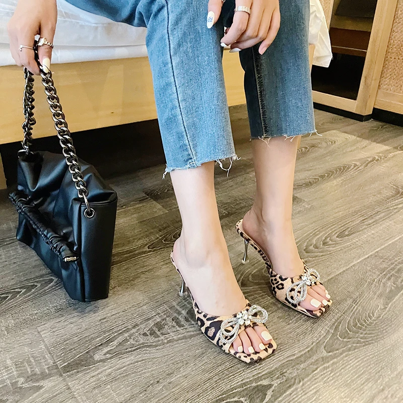 

Leopard Women Slippers Open Toe Shallow Slip On Clear Thin High Heels Fashion Party Pumps Shoes Rhinestone Bow Design Party Mule