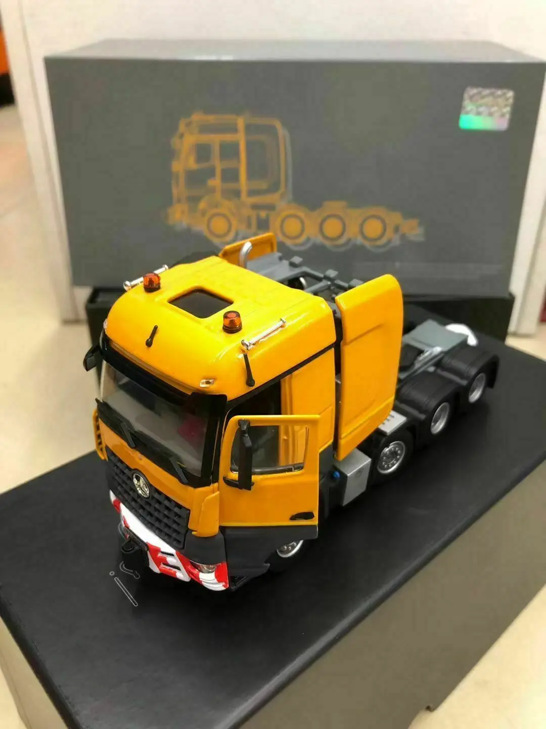 

33-0122 1:50 SCALE DIECAST SERIES AROCS SLT BIGSPACE 8X4 YELLOW