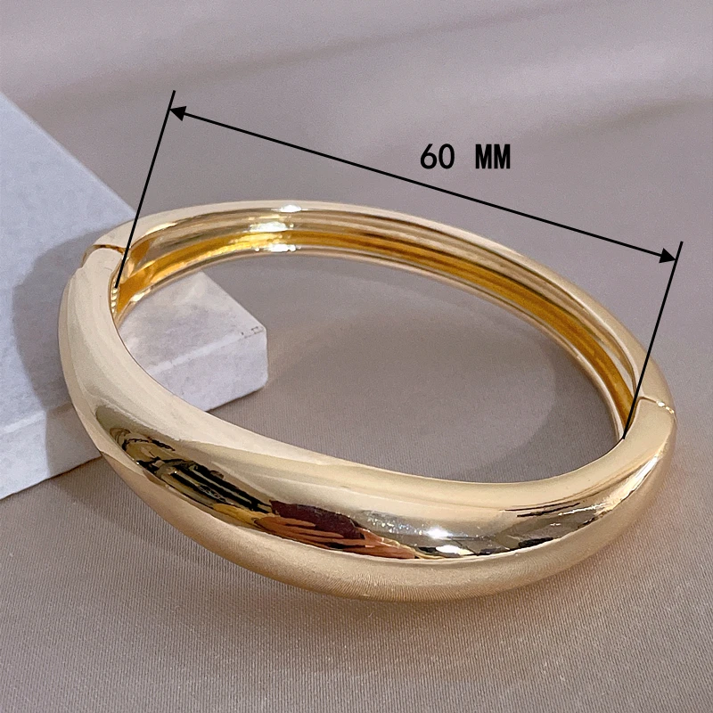 Женский широкий браслет из металлического сплава