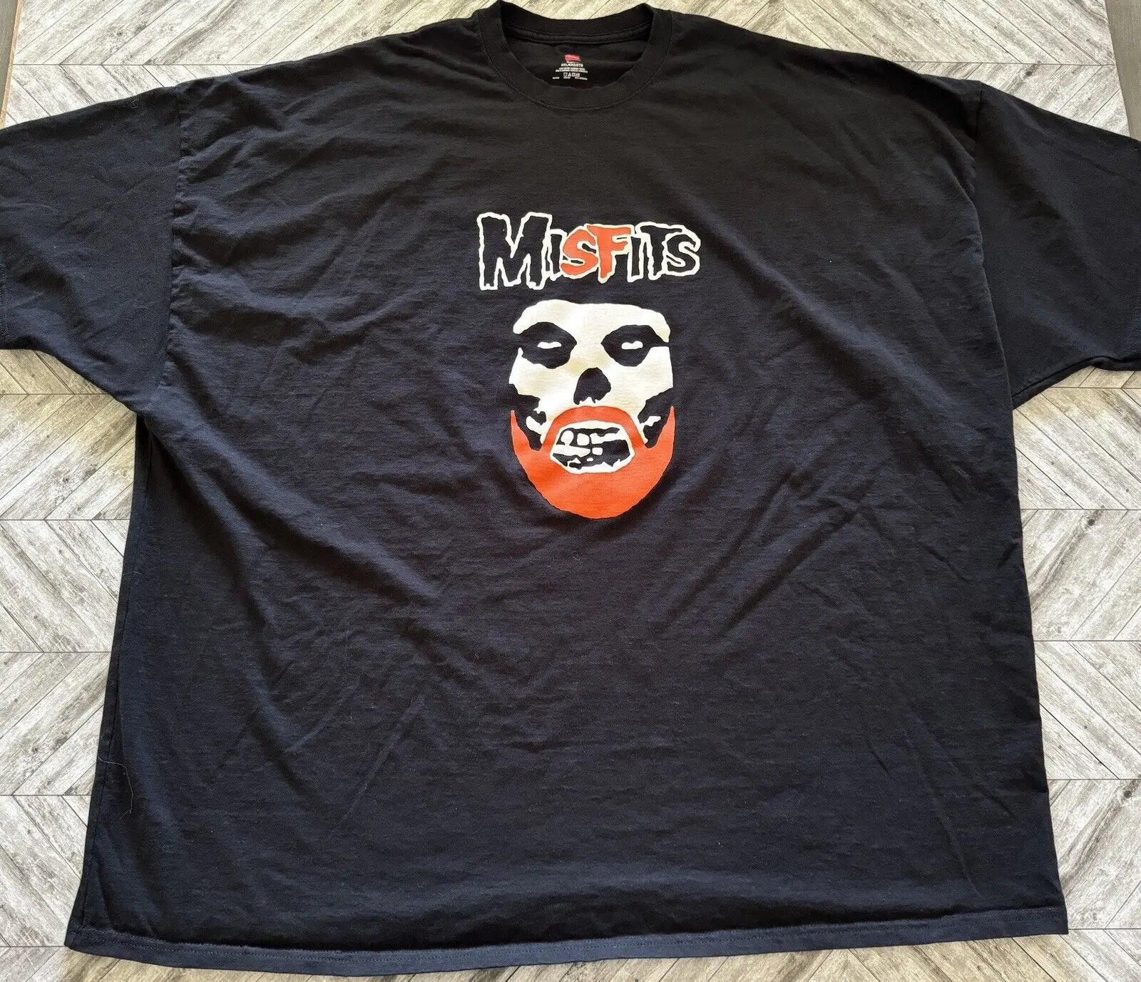 Футболка средней длины с рисунком собаки